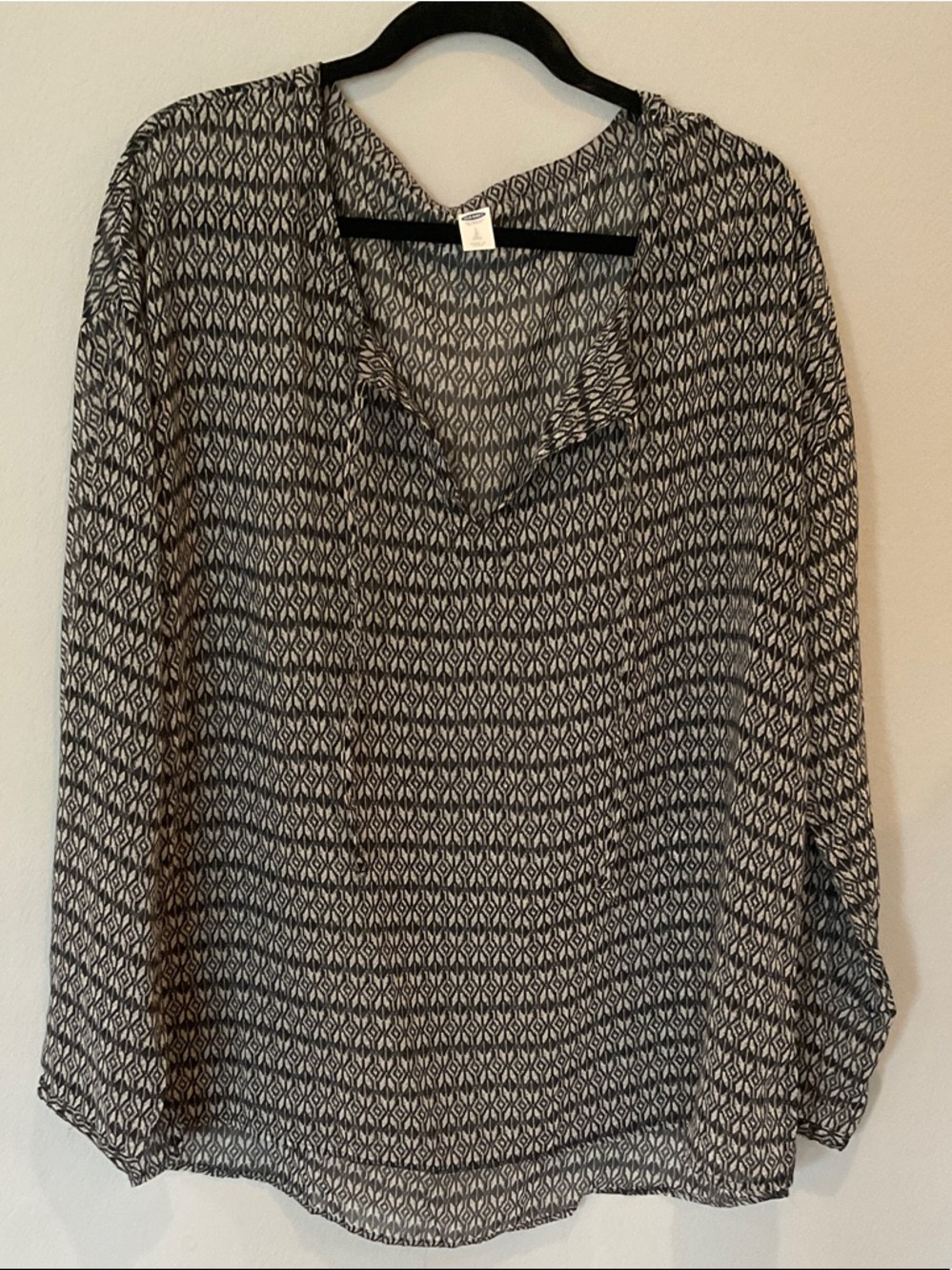 Old Navy Black and White Printed V-Neck Long Sleeve Blouse, L tall